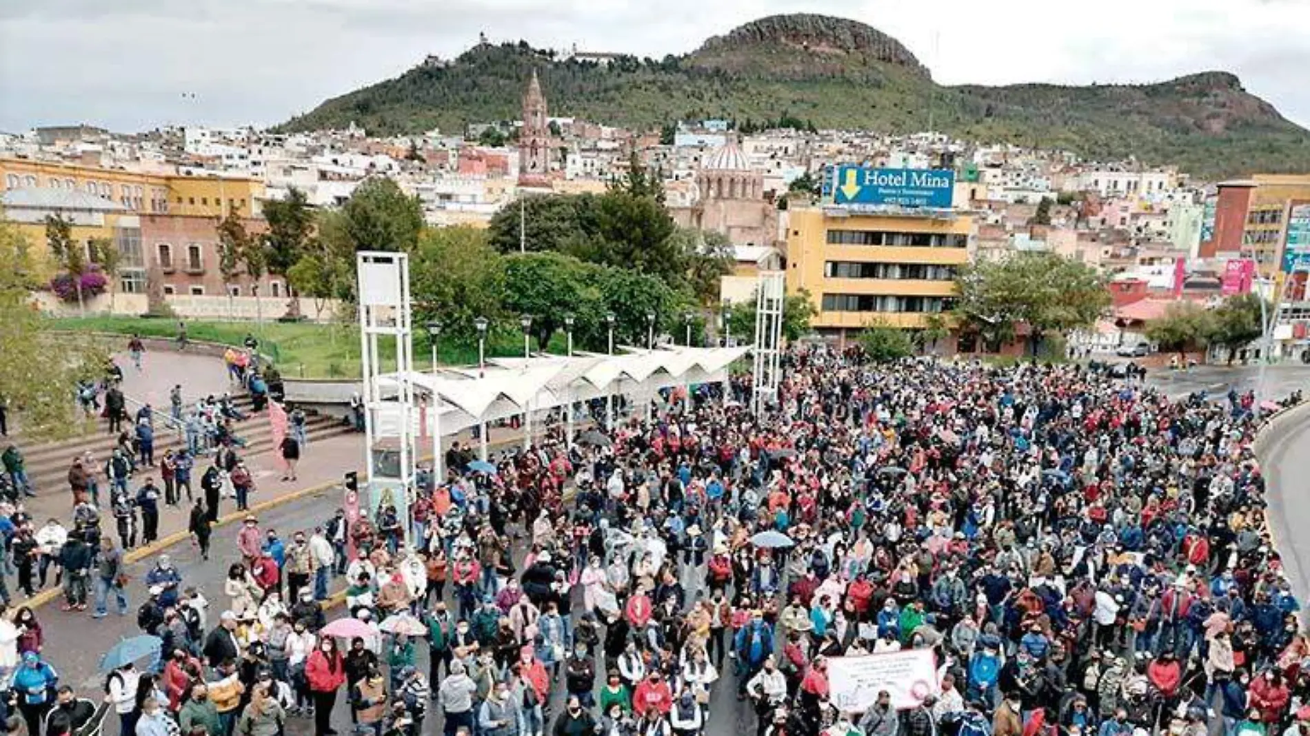 Miles de maestros bloquean la capital de Zacatecas